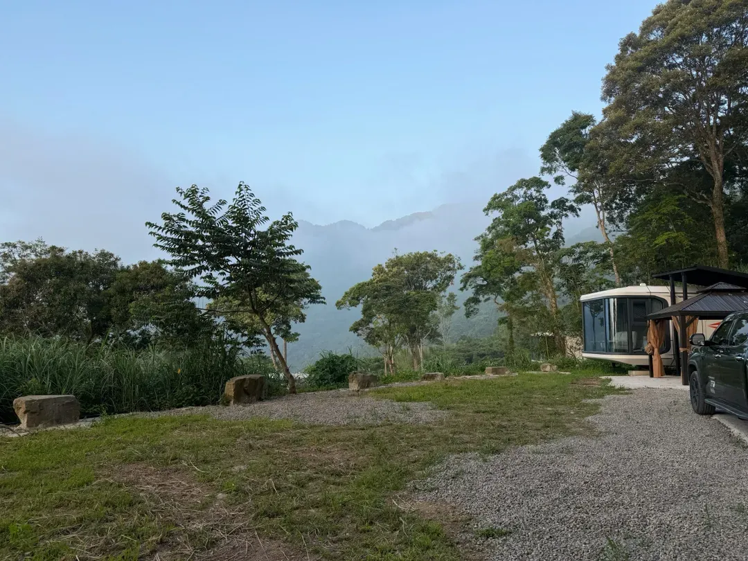 尖石森夜藏星免搭帳露營區｜全新上架！景觀露營車、獨立衛浴、雲海星空秘境