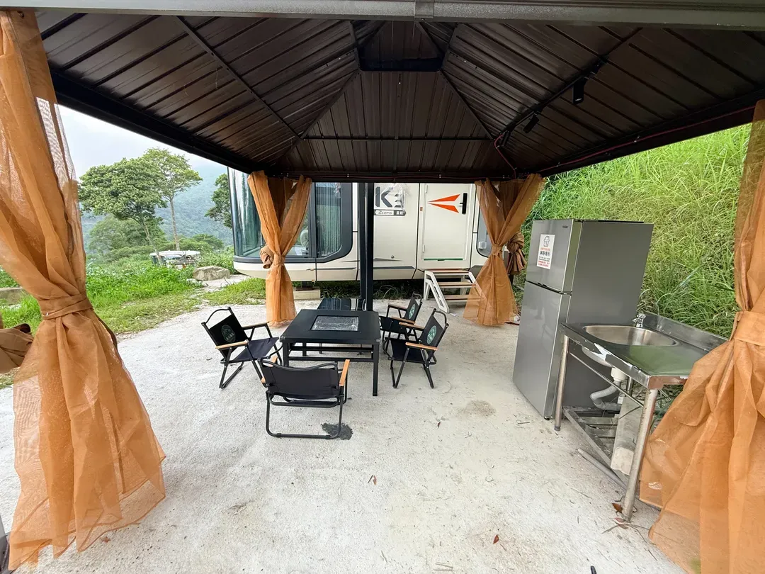 尖石森夜藏星免搭帳露營區｜全新上架！景觀露營車、獨立衛浴、雲海星空秘境