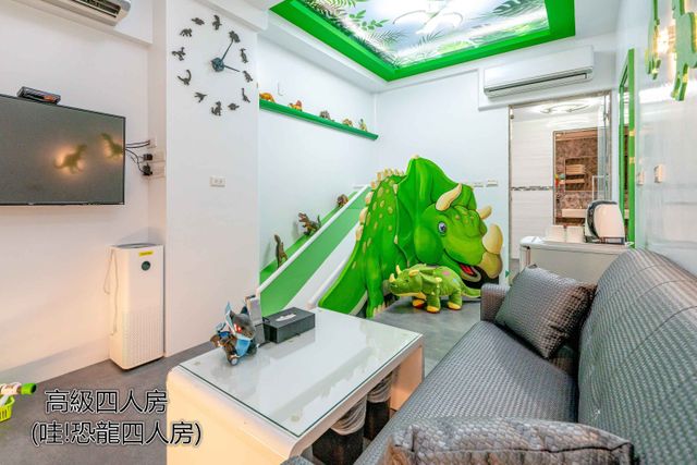 Tainan Fun Family Slide Elevator Bed and Breakfast | Near Chihkan Tower, Family Room with Slide-Wow Dinosaur Family Room For 4-2