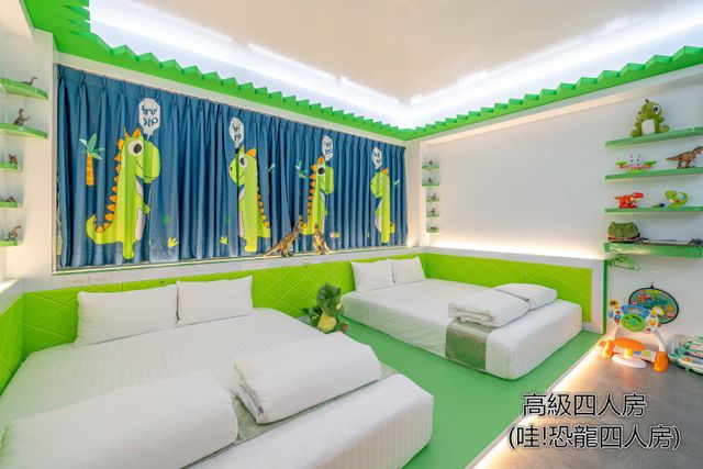 Tainan Fun Family Slide Elevator Bed and Breakfast | Near Chihkan Tower, Family Room with Slide-Wow Dinosaur Family Room For 4-4
