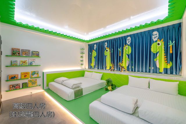 Tainan Fun Family Slide Elevator Bed and Breakfast | Near Chihkan Tower, Family Room with Slide-Wow Dinosaur Family Room For 4-5