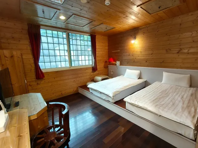 金台灣山莊 l 南投獨立木屋房型 | 溪頭仲夏螢火蟲-原木窗型雙人房-3