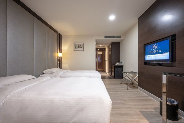 HOTEL BONZA-Family Room(TWO double bed)-1