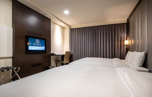 HOTEL BONZA-Family Room(TWO double bed)-2