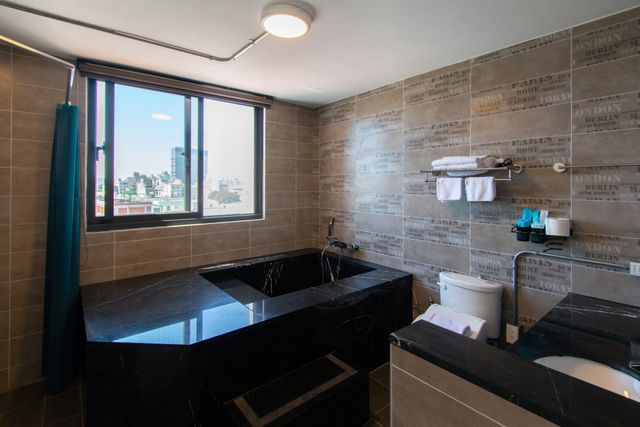 위럽 인 (We Love Inn)-Deluxe Double Room with City View-4