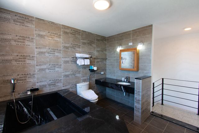 위럽 인 (We Love Inn)-Deluxe Double Room with City View-5