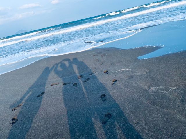 民宿旁小徑走路約2分鐘,可至海邊踏浪與欣賞龜山島。