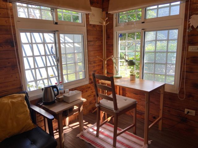 黑屋CAMP｜日式露營車、特色木屋、鯉魚潭湖畔-咖啡色木屋 ll 上下舖加人-5