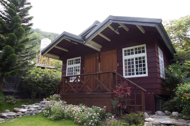 黑屋CAMP｜日式露營車、特色木屋、鯉魚潭湖畔-咖啡色木屋 ll 上下舖加人-1