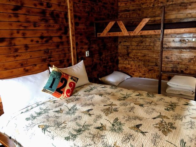 黑屋CAMP｜日式露營車、特色木屋、鯉魚潭湖畔-咖啡色木屋 ll 上下舖加人-2