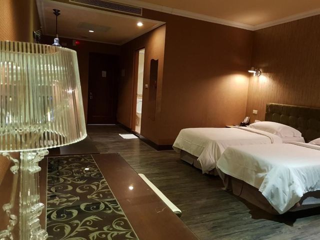 Riverside Love Pavilion Motel-Elegant Suite (Two Small Beds)-3