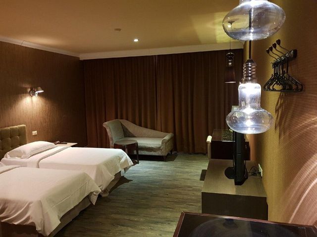 Riverside Love Pavilion Motel-Elegant Suite (Two Small Beds)-5