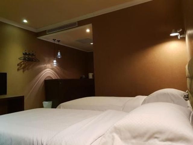 Riverside Love Pavilion Motel-Elegant Suite (Two Small Beds)-6