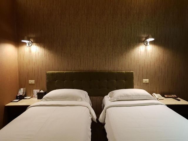 Riverside Love Pavilion Motel-Elegant Suite (Two Small Beds)-1