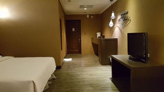 Riverside Love Pavilion Motel-Elegant Suite (Two Double Beds)-4