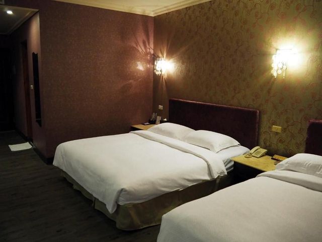 Riverside Love Pavilion Motel-Elegant Suite (Two Double Beds)-6