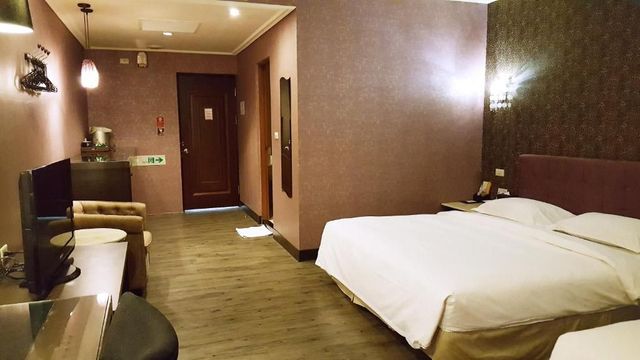 Riverside Love Pavilion Motel-Elegant Suite (Two Double Beds)-3