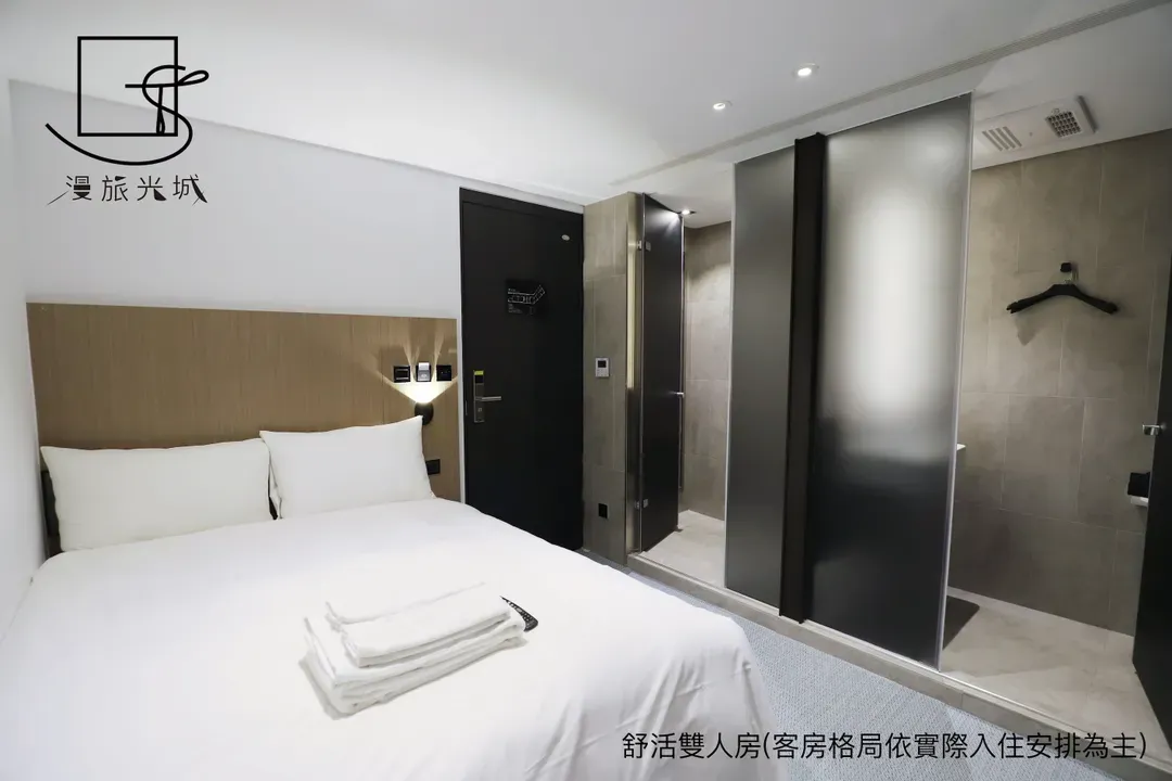 Slow Town Hotel - Glowing