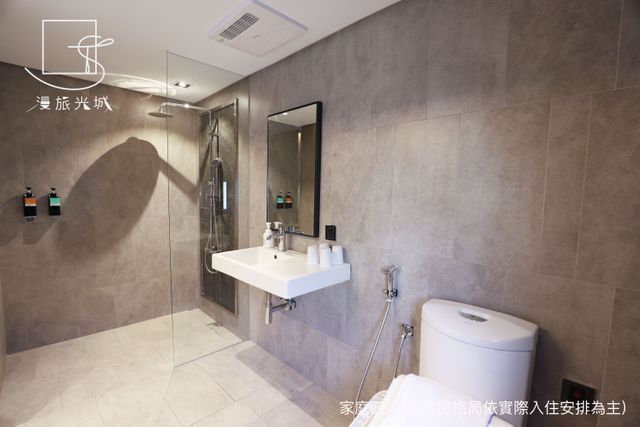 漫旅光城｜近一中商圈、享受低調奢華-豪華四人房-9