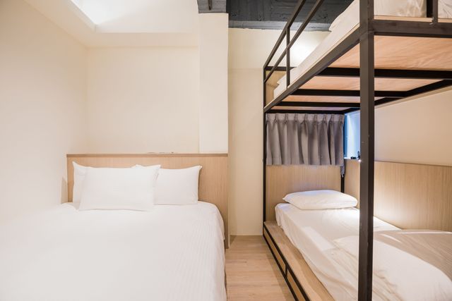 Traveller-Inn Day Moon Hotel-Mantra Quadruple Room-4