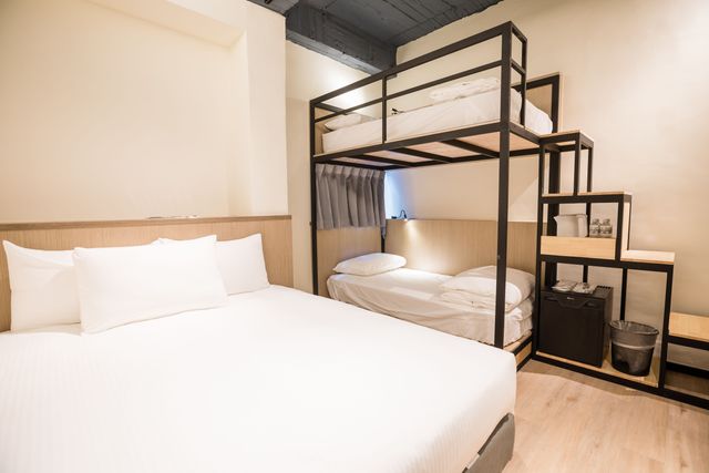 Traveller-Inn Day Moon Hotel-Mantra Quadruple Room-1
