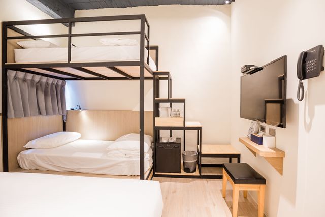 Traveller-Inn Day Moon Hotel-Mantra Quadruple Room-3
