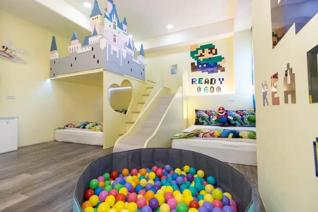 Juyue Tongxin Family Homestay-Dream Castle Slide Quadruple Room (Extra Bed Available)-5