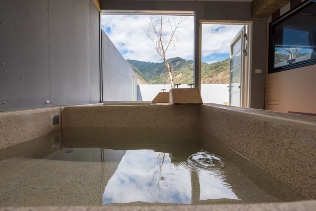 遠山望月溫泉露營區｜9/6前入住送$1199晚餐、美人湯屋、露營車-【露營車】湯屋VILLA營車-9