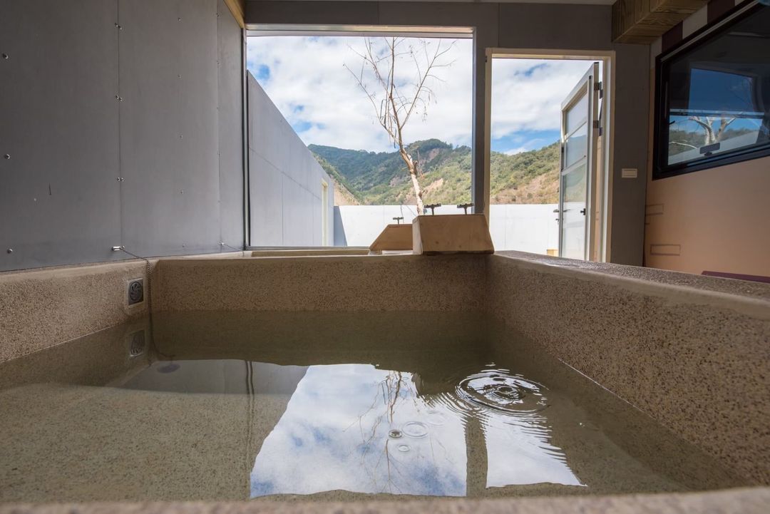 远山望月温泉露营区｜9/6前入住送$1199晚餐、美人汤屋、露营车